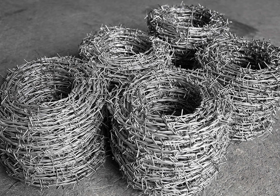 TUV-zertifiziert ASTM 6 8 9 10 12 14 18 20 Warmgetränktes Verzinktes Stacheldraht mit und Zertifizierung