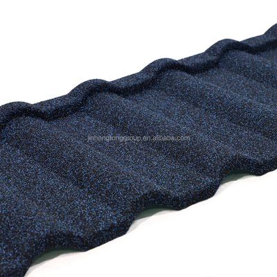 Hausdach Baumaterialien 0,4 mm Rotfarbene Steinbeschichtete Metalldachfliesen Moderne Bondfliesen Dicke 0,22 mm-0,5 mm