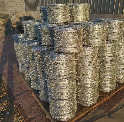 Ausgang Razor Wire / Galvanized oder PVC beschichtet Gefängnis-Grade-Sicherheitsstandard Die ultimative Lösung für Eindringlinge Abschreckung