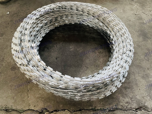 Zäune Bto10 Bto22 Cbt60 Cbt65 Heißtauchverzinkte Stachelschneide Concertina Draht für die Umgebungssicherheit