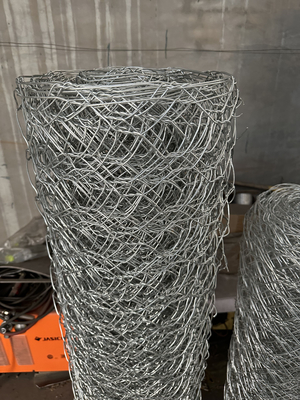 Perforierter Bildschirm 1/2x1 1x1 Hot Dip Galvanized Iron Welded Wire Cloth Mesh / 16 Gauge Elektrogalvanized Square Hole Welded Mesh Rolls