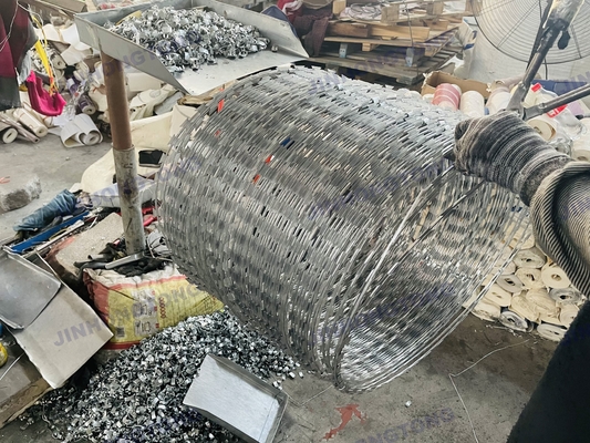 500 mm Durchmesser Schlange Rasierschnur Eisendraht Concertina Rasierschnur Kreuz Rasierschnur Anti-Klettern Klinge Stacheldraht 304 Edelstahl