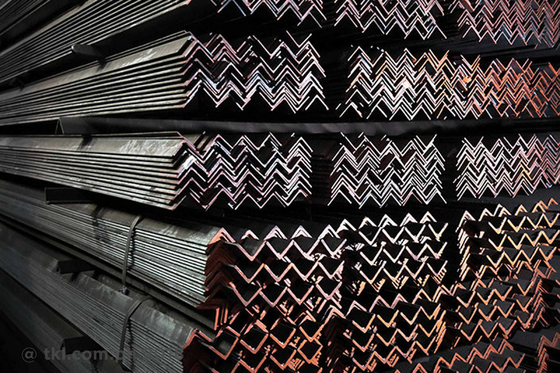 Staatliche Mühle ASTM-Standard Q235/Q345/SS400/ST37-2/ST52/Q420/Q460/S235JR/S275JR/S355JR HR Kohlenstoffstahl Gleichwinkelbalken 6m-12m