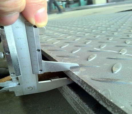 Antislip-Boden Q235 Heißgetränkte Diamantverzinkte Stahlplatte in 201-Grad mit 1,5-15 mm Dicke