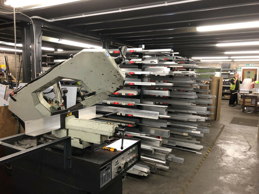 201 304 316 Winkelstahlstange mit Loch für den Bau Standard AiSi ASTM DIN EN GB JIS bs Rechnungsstellung nach tatsächlichem Gewicht