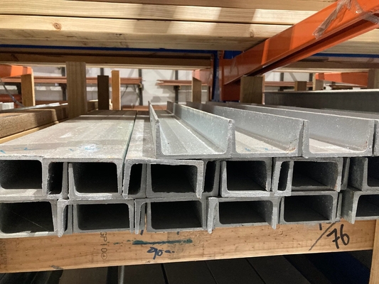 Direkt ASTM Q235 Q345 Warmgewalzte Kanalstahl U-Formbalken U-Strahl Rechnungsstellung nach Gewicht Perforiert oder nicht Perforiert nicht