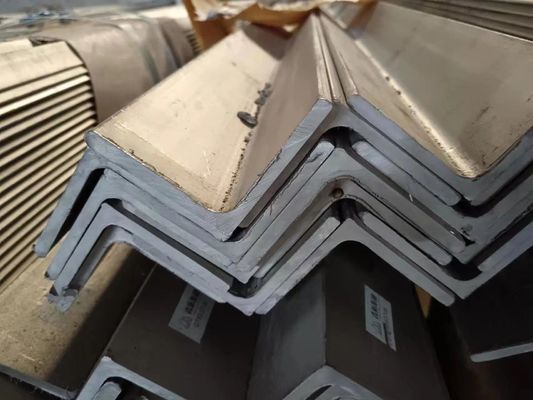 Nichtlegierte Q235 Q235B Ungleichwinkelstahl Hochfestigkeit AISI Stahlwinkelstange für Gebäudebau
