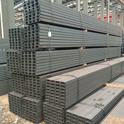 Gute Qualität GB/T700 Q235 JIS G3106 SM400A SM400B U C Kanalstahl für Bau- und Blockmaterialien