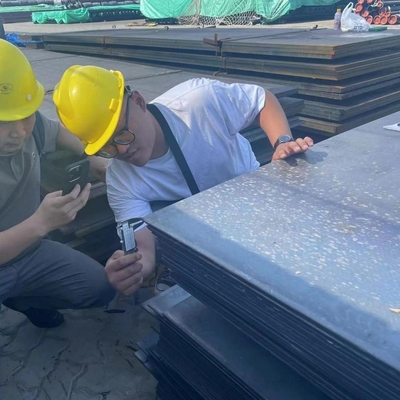 Umfangreiches Inventar von warmgewalzten Kohlenstoffstahlplatten, Größen 2*1250*6000mm in den Sorten Q355, SS400 und Q195.