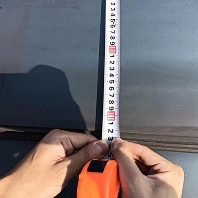 Eine große Auswahl an warmgewalzten Kohlenstoffstahlplatten, 2*1250*6000mm, erhältlich in den Sorten Q355, SS400 und Q195.
