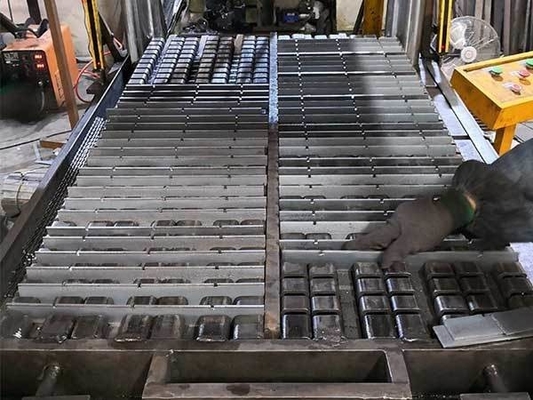 Hot Dip Galvanized Steel Grating 304 316 Gratings Flat Serrated Bar Grating mit Großhandelspreis