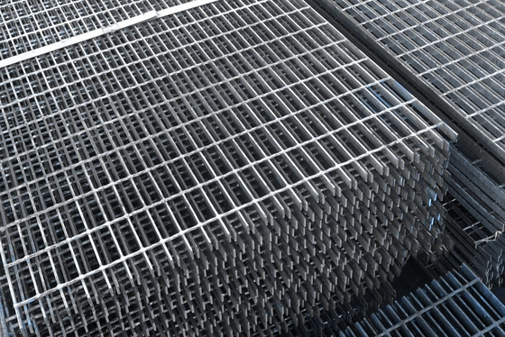 Hot Dip Galvanized Steel Grating 304 316 Gratings Flat Serrated Bar Grating mit Großhandelspreis