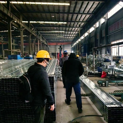 Astm Standard St37 Hohlquadratrohr 2,5 Zoll Galvanisiertes Stahlrohr Hot Dip Galvanisiertes Quadratrohr mit Schweißen und nahtlos