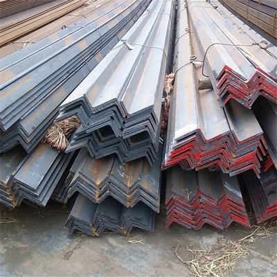 Hochwertige A36/a36m Kohlenstoffstahl Winkel Eisen 63x63x6 Warmgewalzte gleichwinkelhafte Stange für Gebäudemetall