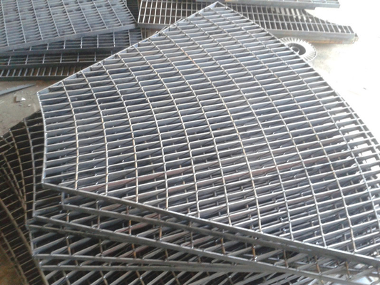 Warm verkaufte Stahlgitter Metallnetzgitter Gitterplatte aus Edelstahlgitterplatte Treppenlauffläche Anti-Rutschplatte für Industrie