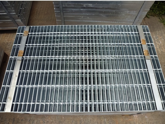 Warm verkaufte Stahlgitter Metallnetzgitter Gitterplatte aus Edelstahlgitterplatte Treppenlauffläche Anti-Rutschplatte für Industrie