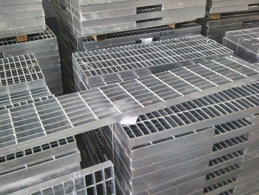 Warm verkaufte Stahlgitter Metallnetzgitter Gitterplatte aus Edelstahlgitterplatte Treppenlauffläche Anti-Rutschplatte für Industrie